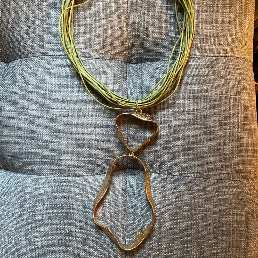 Contemporary pendant necklace green & gold